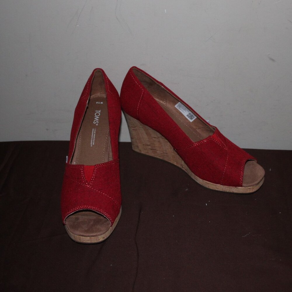 14a   LN TOMS OPEN TOE WEDGE HEELS - RED 7 1/2